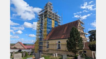Bild: Paul Zrenner
Seit einigen Wochen eingerüstet ist die Pfarrkirche St. Emmeram. Die Fassade und der Kirchturm müssen saniert werden. Die Maßnahme erfolgt in zwei Bauabschnitten.