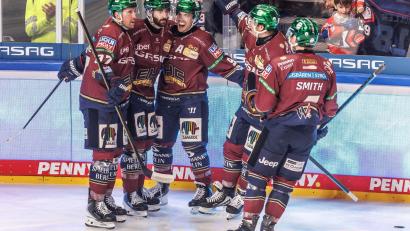 Bild: Andreas Gora/dpa
Die Eisbären Berlin bejubeln den Treffer von Liam Kirk (2.v.l.) zum 2:0 gegen die Straubing Tigers.