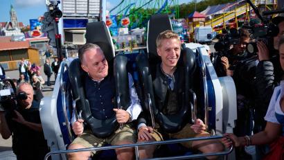 Bild: Sven Hoppe/dpa
Die Vorfreude auf das Oktoberfest steigt: OB Dominik Krause (r) und Wiesn-Chef Christian Scharpf sitzen schon einmal Probe.
