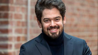 Bild: Peter Kneffel/dpa
Lahav Shani gibt nun offiziell seinen Einstand als Chefdirigent der Münchner Philharmoniker. (Archivbild)