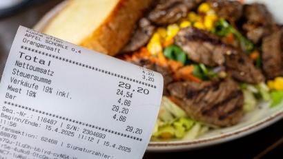 Bild: Sina Schuldt/dpa
Die Mehrwertsteuer in der Gastronomie beträgt nicht mehr 19 Prozent, sondern nur noch 7, doch der Restaurantbesuch ist nicht günstiger geworden. (Archivbild)