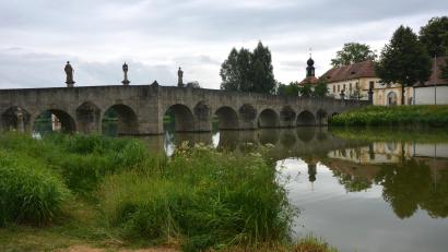 Bild: Josef Rosner
Die malerische Fischhofbrücke mit dem Amtsgericht im Hintergrund ist das Aushängeschild des Tirschenreuther Fischhofparks. Hier werden am 27. September die Erlebniswochen Fisch eröffnet.