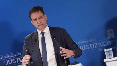 Bild: Marcus Brandt/dpa
Bayerns Justizminister Eisenreich gibt sein Amt ab. (Archivbild)