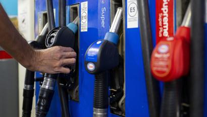 Symbolbild: Lennart Preiss/dpa
Menschen in der Oberpfalz können trotz der hohen Spritpreise nicht auf das Auto verzichten.