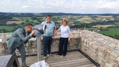 Bild: Gertraud Portner
Bürgermeister Rudolf Teplitzky blickt durch das neue Viscope am Burgturm "Haus Murach" in die Ferne. Auch ILE-Manager Christian Karl und Touristik-Leiterin Sigrid Breitschafter sind vom neuen Angebot mit eingeblendeten Infoangaben begeistert.
