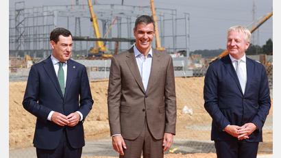 Bild: Rocío Ruz/EUROPA PRESS/dpa
Spaniens Regierungschef Pedro Sánchez (M), Andalusiens Regionalregierungschef Juanma Moreno (l) und der Chef des Energieunternehmens Moeve, der Niederländer Maarten Wetselaar, haben symbolisch den Grundstein für die derzeit größte Anlage Südeuropas zur Produktion grünen Wasserstoffs aus erneuerbaren Energiequellen in der Region Huelva gelegt.