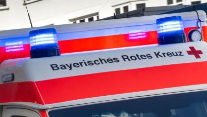 Symbolbild: Peter Kneffel/dpa
Die Rettungskräfte können nur noch den Tod der Frau feststellen.