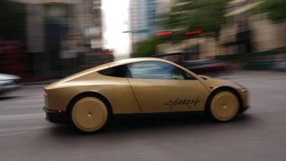 Bild: Eric Gay/AP/dpa
Erste Fahrzeuge von Teslas selbstfahrendem Cybercab ohne Lenkrad und Pedale befördern Menschen im texanischen Austin. (Archivbild)