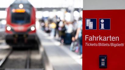 Bild: Sven Hoppe/dpa/dpa-tmn
Die Deutsche Bahn (DB) hat Verbindungen zwischen Mühldorf und München gestrichen, dies sorgt für Ärger. (Symbolbild)