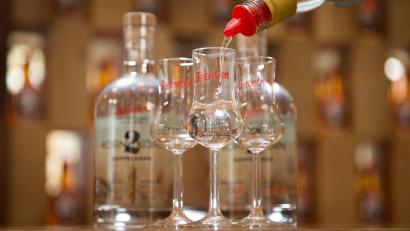 Bild: Friso Gentsch/dpa
Der amerikanische Whiskey-Spezialist Sazerac interessiert sich für Berentzen. (Archivbild)