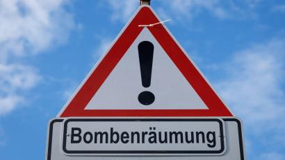 Bild: Friso Gentsch/dpa
Rund um die Fundstellen der Blindgänger wird ein etwa 1000 Meter großer Sicherheits- und Evakuierungsbereich eingerichtet. (Symbolbild)