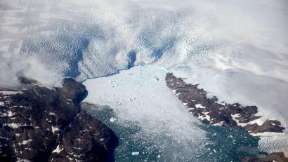 Bild: David Goldman/AP/dpa
Eisberge brechen von einem Gletscher in einen Fjord in Grönland ab