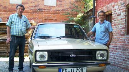 Bild: Josef Piehler
Der heutige Besitze, Karl Holzapfel (rechts) aus Wurmannsquick, hatte sich auf Spurensuche nach der Geschichte seines Oldtimers begeben und sich bei Reinhard Maag (links), dem ehemaligen Oberschützenmeister der Schützengesellschaft Kastl, gemeldet.