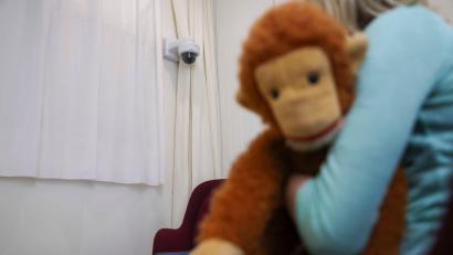 Bild: Jan Woitas/dpa
In Oberfranken soll ein Pfleger Behinderte sexuell missbraucht haben, darunter Kinder. (Symbolbild)