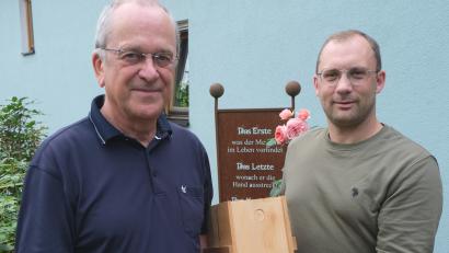 Bild: Fred Lehner
Jos Rosner überreicht Andreas Wagmüller eine Spende von 1500 Euro für die Caritas-Station Floß.