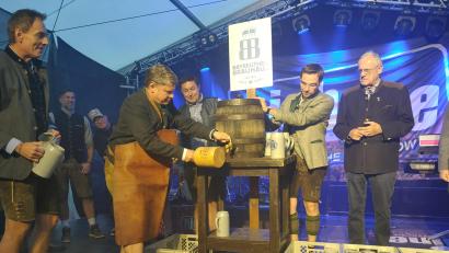 Bild: Lisa Sebald
Oberbürgermeister Dr. Benjamin Zeitler brauchte mehrere Versuche, bis das erste Bier beim Bieranstich aus dem Fass floss.