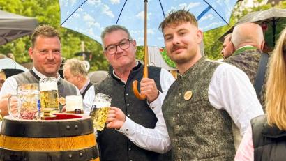 Bild: Tim Biersack
"Erobert" jetzt auch Franken: Der Sulzbacher Wirt Tim Biersack (rechts) ist überraschend Festwirt am Nürnberger Altstadtfest geworden. Hier beim Bieranstich mit seinem Vater Benno Biersack (Mitte) und Arnd Neubauer von Augustiner-Bräu.
