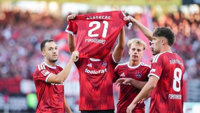 Bild: Daniel Karmann/dpa
Beim Spiel gegen Hannover jubelten die Nürnberger Profis nach dem ersten Tor mit dem Trikot von Ioannis Masouras. (Archivbild)