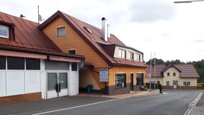 Bild: wkr
Das Geschäft für Eisen- und Haushaltswaren Kastl im Fichtelberger Ortsteil Neubau hat seit Ende August geschlossen. Damit geht nicht nur eine Einkaufsquelle verloren, sondern auch ein Stück Tradition und Identität in Fichtelberg.