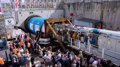 Bild: Sven Hoppe/dpa
„Donna Maria“ ist gestartet: Die Tunnelbohrmaschine ist 178 Meter lang und 700 Tonnen schwer.