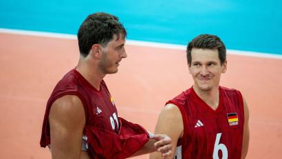Bild: Julius Frick/dpa
Volleyballer Johannes Tille (r) fällt für den Rest der EM aus. (Archivbild)