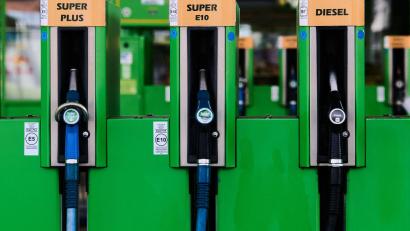 Bild: Robert Michael/dpa
Benzin ist bereits seit einiger Zeit auf Rekordniveau, jetzt hat auch Diesel seinen alten Rekord aus dem April übertroffen.