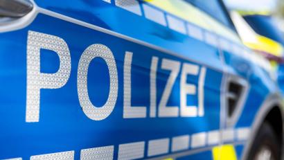 Symbolbild: David Inderlied/dpa
Ein Unbekannter hat in Eichlgütl ein Bushäuschen beschädigt und ein Hakenkreuz in das Holz eingebrannt.