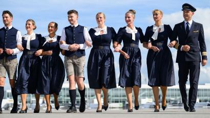 Bild: Lukas Barth-Tuttas/dpa
Auf ausgewählten Flügen trägt die Trachtencrew der Lufthansa ihre neuen Outfits.