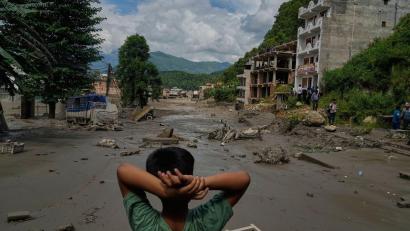 Bild: Niranjan Shrestha/AP/dpa
Ein Junge betrachtet die Verwüstungen, die durch Sturzfluten am Fluss Trishuli im nepalesischen Distrikt Nuwakot verursacht wurden. (Archivbild)