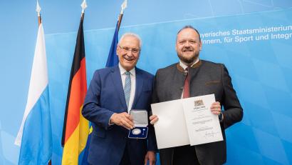 Bild: Giulia Iannicelli
Innenminister Joachim Herrmann überreicht dioe Medaille an Landrat Andreas Meier (rechts).