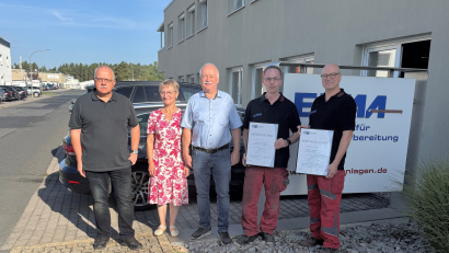 Bild: ELMA Anlagenbau
Andreas Ficker (Zweiter von rechts) und Robert Bernhard (rechts) halten ihre Ehrenurkunden der IHK Regensburg in den Händen. Mit ihnen freuen sich Vertriebsleiter und Geschäftsführer Udo Bräu (links), Gabi Meierhöfer und Geschäftsführer Alfons Meierhöfer über das besondere Jubiläum.