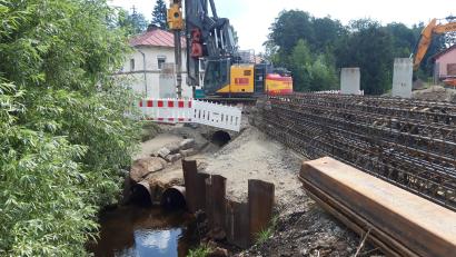 Bild: wkr
Bauarbeiten beim Neubau der Fichtelnaabbrücke im Mehlmeiseler Ortsteil Unterlind. Auf dem Bild ist die Firma Schaubeck beim Setzen der teilweise 14 Meter langen Betonbohrpfähle zur Schaffung eines sicheren Brückenfundaments zu sehen.