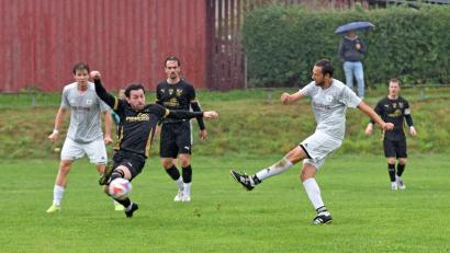Bild: Rudi Gebert
Der FC Tirschenreuth (dunkle Trikots) gewann am vergangenen Sonntag bei der SG Bärnau/Thanhausen mit 2:0. Am zehnten Spieltag empfängt der FC den TSV Thiersheim, Bärnau reist zu Tabellenführer VfB Arzberg.