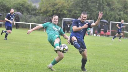 Bild: Hubert Ziegler
Die Partie der SG Traßlberg (rechts Julian Reindl) gegen den FC Rieden gab es schon am 21. August, sie wurde aber wegen einer Verletzung eines Riedener Spielers abgebrochen. Das Nachholspiel am Mittwochabend gewann Traßlberg mit 6:3.