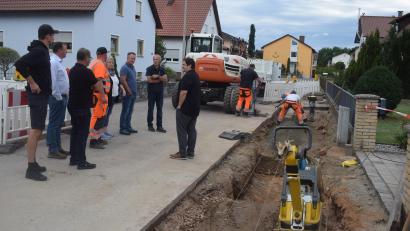 Bild: Richard Braun
In der Kaltenthalerstraße konnte sich er Bauausschuss ein Bild davon machen, welchen Schaden ein Wasserrohrbruch verursachen kann.