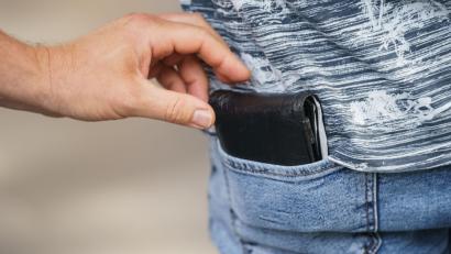 Symbolbild: Andreas Arnold
Im KEC-Parkhaus in Marktredwitz hat eine Unbekannte eine zurückgelassene Handtasche durchsucht und eine Geldbörse mit Bargeld gestohlen.