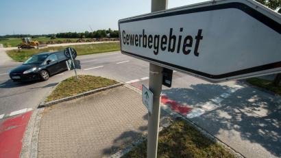 Bild: Lino Mirgeler/dpa
Jeden Tag werden umgerechnet 11 Fußballfelder in Bayern neu für Straßen, Wohn- oder Gewerbegebiete überbaut. (Symbolbild)