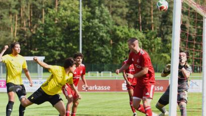 Archivbild: Gerhard Büttner
Die Sportvereinigung Grafenwöhr (rote Trikots) hat den Tabellenletzten SC Eschenbach zu Gast.