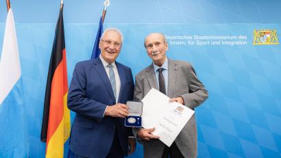 Bild: Giulia Iannicelli
Innenminister Joachim Herrmann mit Dieter Amann (rechts).