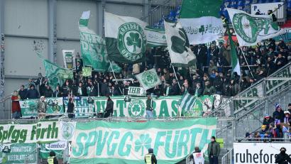 Bild: Daniel Bockwoldt/dpa
Die Fans wollen den alten Namen „SpVgg Fürth“ zurück und das „Greuther“ streichen. (Archivbild)