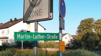 Bild: Gertraud Portner
Nach links geht es in die Martin-Luther-Straße: Grüne Straßennamenschilder zeigen in Oberviechtach den weg.