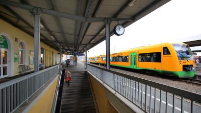 Symbolbild: Gerhard Götz
Ein 18-Jähriger hat sich am Bahnhof Schwandorf bei einer Fahrscheinkontrolle in einer Zugtoilette versteckt.