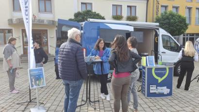Bild: Eva Kreuzer
Bei "Redaktion on Tour" haben Leser die Möglichkeit mit den Mitarbeitenden von Oberpfalz-Medien, wie hier in Wernberg-Köblitz, ins Gespräch zu kommen und beim Gewinnspiel Preise zu gewinnen.