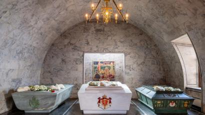 Bild: Øivind Möller Bakken/Det kongelige hoff/dpa
Der Sarkophag von König Harald V. (links) steht jetzt im königlichen Mausoleum neben den Sarkophagen seiner Eltern und Großeltern. (Handout)