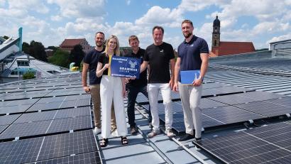 Bild: Rudolf Ettl (GRAMMER Solar)
Auf dem Dach des Amberger Congress Centrums liefert jetzt eine Photovoltaikanlage rund 25 Prozent des Stroms, der im Haus verbraucht wird.