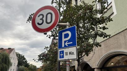 Bild: mcl
Die Beschilderung in der Dr.-Pfleger-Straße weist die neuen Stellplätze als Kurzzeitparkplätze aus. Vorgesehen sind maximal zehn Minuten.
