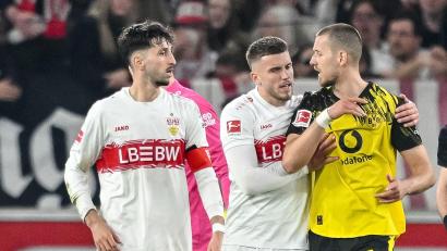 Bild: Harry Langer/dpa
Bei den VfB-Fans unbeliebt: Abwehrspieler Waldemar Anton (r), der 2024 von Stuttgart nach Dortmund wechselte. (Archivbild)