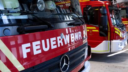 Bild: Sven Hoppe/dpa
Die Feuerwehr löscht den Brand. (Symbolbild)