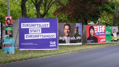 Bild: Bernd von Jutrczenka/dpa
Der Wahlkampf ist überall in Berlin präsent. (Archivbild)