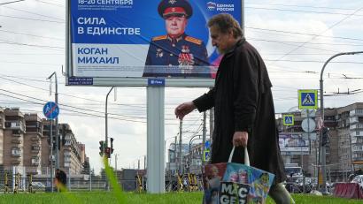 Bild: Dmitri Lovetsky/AP/dpa
Die Kremlpartei Geeintes Russland erwartet nach dem Ausschluss der Oppositionspartei Jabloko erneut einen Sieg bei der Parlamentswahl. (Archivbild)